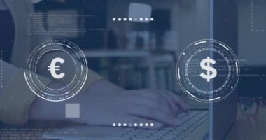 Kafkasyalı iş kadınının dizüstü bilgisayarı kullanarak veri işleme sistemli para birimi sembollerinin animasyonu. Finansal, ticari, iletişim, bilgisayar ve dijital arayüz kavramı dijital olarak oluşturuldu.