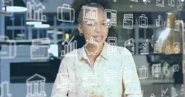 Afro-Amerikan iş kadınının ofisindeki iş ikonlarının ve veri işlemlerinin animasyonu. Küresel finans, iş, bağlantılar, hesaplama ve veri işleme kavramı dijital olarak oluşturulmuş video.