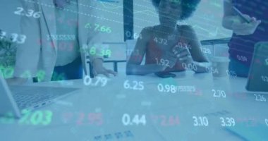 Ofiste konuşan çeşitli iş adamlarının veri işleme ve diyagramlarının animasyonu. İş, teknoloji ve dijital arayüz kavramı dijital olarak oluşturuldu.