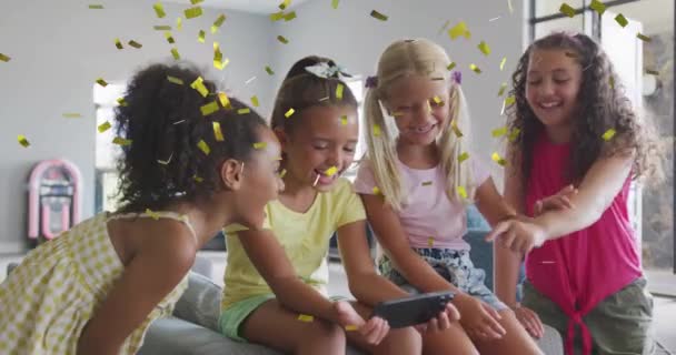 スマートフォンで笑いながら 幸せな多様な女子生徒を超えた金菓子のアニメーション 子供時代とコミュニケーション デジタルで — ストック動画