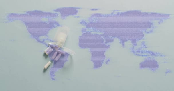 タブレットのアニメーションとグレーの背景に紫色の世界地図上のデータを処理する 医療サービス ヘルスケア グローバルコミュニケーション デジタル生成ビデオ — ストック動画