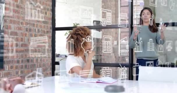 Анімація Бізнес Ікон Над Різноманітними Бізнесменами Які Обговорюють Роботу Офісі — стокове відео