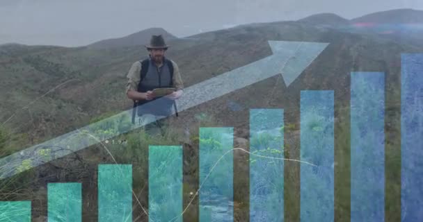 Анімація Обробки Фінансових Даних Над Кавказькою Людиною Ходить Горах Глобальні — стокове відео