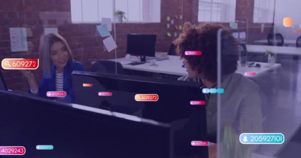 사무실에서 작업을 동료에 숫자와 미디어 아이콘의 애니메이션 글로벌 미디어 비즈니스 — 비디오