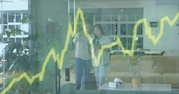 사무실에서 비즈니스 여성에 데이터 처리의 애니메이션 글로벌 비즈니스 컴퓨팅 데이터 — 비디오