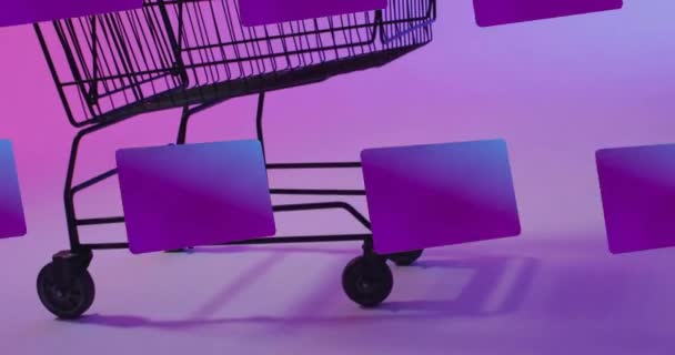 紫色の背景のショッピングカート上のクレジットカードのアニメーション ビジネス ショッピング デジタルインターフェースのコンセプトデジタル生成ビデオ — ストック動画
