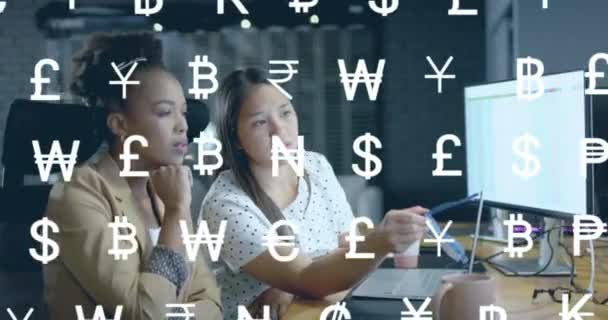 Ofisteki Çeşitli Kadınları Üzerinde Para Veri Işleme Animasyonu Küresel Finans — Stok video