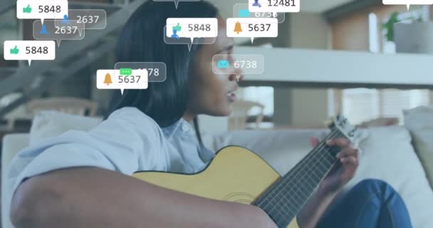 소파에서 기타를 여자에 미디어 아이콘의 애니메이션 미디어 라이프스타일 디지털 인터페이스 — 비디오