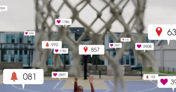Afro Amerikan Erkek Basketbolcu Skor Için Sosyal Medya Bildirimleri Sosyal — Stok video