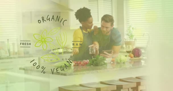 Animação Texto Vegan Orgânico Sobre Diversos Casais Preparando Refeição Saudável — Vídeo de Stock