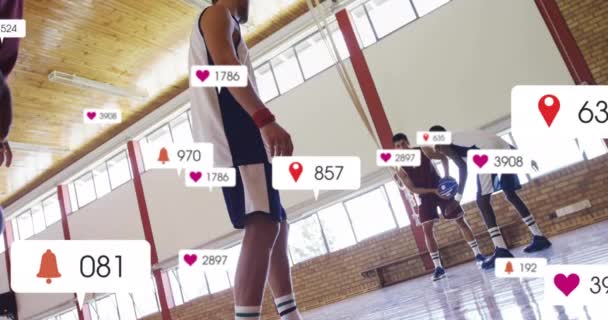 通过不同类型的男性篮球队在室内进行游戏 发布社交媒体通知 社交网络 数字接口和通信 数字视频 — 图库视频影像
