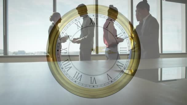 Мультипликация Перемещения Часов Над Различными Коллегами Обсуждающими Работу Офисе Концепция — стоковое видео