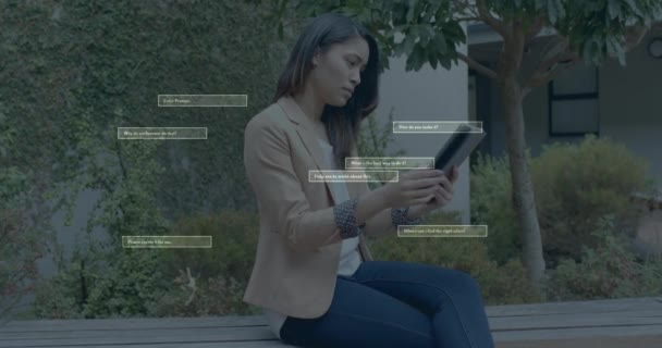 학교에서 태블릿을 사용하여 비즈니스 여성에 데이터 처리의 애니메이션 컴퓨팅 데이터 — 비디오