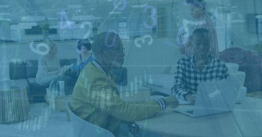 Ofisteki çeşitli iş adamlarıyla ilgili finansal veri işleme resmi. Küresel iş ve dijital arayüz kavramı dijital olarak oluşturulmuş görüntü.