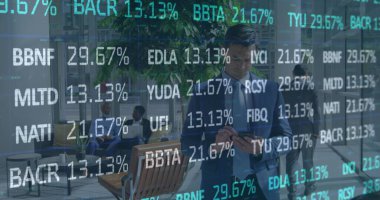 İş adamları üzerinden finansal veri işleme görüntüsü. küresel iş, finans ve veri işleme kavramı dijital olarak oluşturulmuş görüntü.