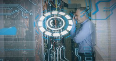 Bilgisayar sunucusunu tamir eden beyaz adamın tarama ve veri işleme görüntüsü. küresel hesaplama ve veri işleme kavramı dijital olarak oluşturulmuş resim.