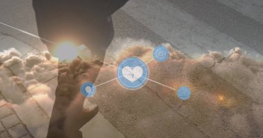 Bulutlar ve iş adamlarının ortasındaki bağlantılar. İş, ağ, bağlantılar ve dijital olarak oluşturulan iletişim konsepti.