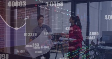 Ofiste tartışan çeşitli meslektaşlar üzerinden numaraların ve veri işleme görüntüsü. Küresel ekonomi ve iş teknolojisi kavramı