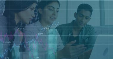 İş adamları üzerinde finansal veri işleme görüntüsü. global business, finans, data işleme ve dijital arayüz kavramı dijital olarak oluşturuldu.