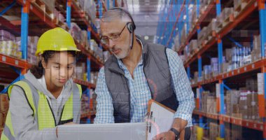 Depoda çalışanların veri işleme görüntüsü. küresel sevkiyat, dağıtım ve bağlantılar konsepti dijital olarak oluşturuldu.