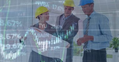 Grafiklerin ve ticaret kurulunun çeşitli mühendislerin ofis planlarını tartışırken görüntüsü. Dijital bileşik, çoklu pozlama, borsa, rapor, iş dünyası, iletişim ve takım çalışması kavramı.