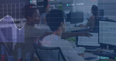 Ofisteki çeşitli kadın iş arkadaşlarının mali verileri ve grafikleri. İş, finans, ekonomi ve işbirliği konsepti dijital olarak oluşturulmuş imaj.