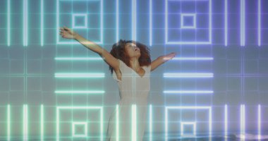 Sahildeki Afrikalı Amerikalı bir kadın üzerindeki karelerin resmi. Tatiller ve dijital arayüz konsepti dijital olarak oluşturuldu.