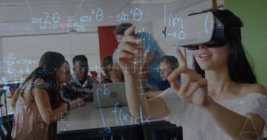 Matematiksel denklemlerin vr kulaklık kullanan okul çocukları üzerindeki görüntüsü. küresel eğitim, teknoloji ve bağlantılar konsepti dijital olarak oluşturulmuş görüntü.