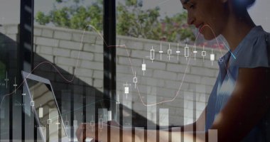 Grafikler ön planda hareket ederken, beyaz bir kadının gündüz dizüstü bilgisayar kullanmasının dijital bileşimi 