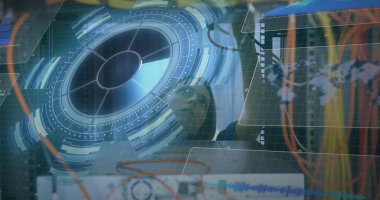 Kafkas kadın sunucu oda çalışanını tarama görüntüsü. Küresel bağlantılar, veri işleme ve dijital arayüz konsepti dijital olarak oluşturulmuş resim.