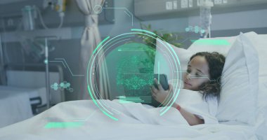 Melez bir kız hastanın tıbbi veri işleme görüntüsü. Küresel sağlık, bilim, tıp, araştırma ve veri işleme kavramı dijital olarak oluşturulmuş görüntü.