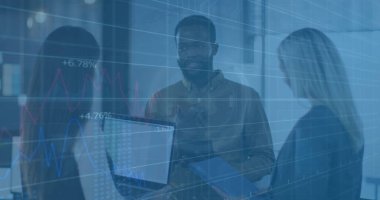 Ofisteki çeşitli iş adamlarıyla ilgili finansal veri işleme resmi. Küresel iş ve dijital arayüz kavramı dijital olarak oluşturulmuş görüntü.