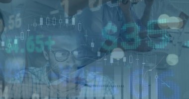 Beyaz erkek işçi ve işadamları üzerindeki mali veriler ve grafikler. Maliye, ekonomi ve iş konsepti dijital olarak oluşturulmuş imaj.