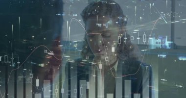 Kafkasyalı iş kadını ve yol trafiği üzerindeki mali verilerin görüntüsü. küresel iş, finans, teknoloji ve veri işleme kavramı dijital olarak oluşturulmuş görüntü.