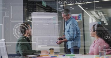 Çeşitli meslektaşların ofiste toplanması üzerine veri işleme resmi. İş, finans ve iletişim konsepti dijital olarak oluşturulmuş imaj.