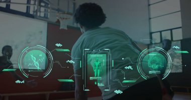 Çeşitli erkek basketbol oyuncuları üzerinde veri işleme görüntüsü. Küresel spor, bilim, hesaplama, dijital arayüz ve veri işleme kavramı dijital olarak oluşturuldu.