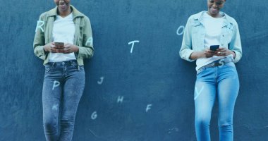 Akıllı telefon kullanan insanların üzerindeki harflerin ve sayıların görüntüsü. dijital arayüz küresel sosyal medya bağlantısı ve dijital olarak oluşturulmuş görüntü konsepti.