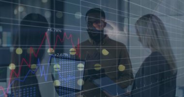 Ofisteki çeşitli iş arkadaşlarıyla ilgili finansal verilerin ve grafiklerin resmi. İş, finans, ekonomi ve işbirliği konsepti dijital olarak oluşturulmuş imaj.