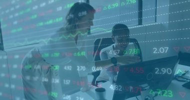 Finansal grafikler ve çeşitli kadın iş arkadaşları hakkındaki veriler. İş, finans, ekonomi, veri işleme ve teknoloji konsepti dijital olarak oluşturulmuş görüntü.