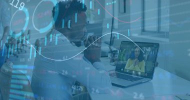 Ofiste çalışan iş adamlarının mali veri işleme görüntüsü. Dijital olarak oluşturulan covid pandemik konsept sırasında küresel işletme finansmanı.