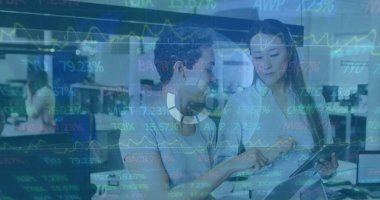 Telefon kulaklığı kullanan iş adamlarının veri işleme görüntüsü. Küresel işletme finans ve ağ konsepti dijital olarak oluşturulmuş görüntü.