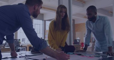 Ofisteki çeşitli iş adamlarının görüntüsü. Küresel iş, dijital arayüz, hesaplama ve veri işleme kavramı 