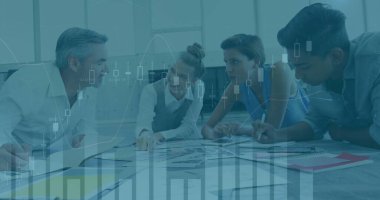 Ofis arkadaşlarının toplantıda tartıştıkları mali veri işleme görüntüsü. küresel finans ve iş dünyası, dijital olarak oluşturulan bağlantı konsepti.