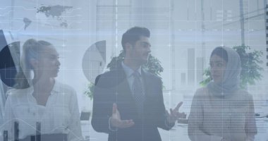 Çeşitli iş adamlarının konuştuğu veri işleme görüntüsü. küresel iş, finans, bağlantılar ve dijital arayüz konsepti dijital olarak oluşturulmuş görüntü.