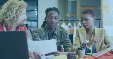 Ofiste çalışan iş adamlarının resmi. Küresel hesaplama, finans, iş ve veri işleme kavramı dijital olarak oluşturulmuş görüntü.