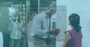 Çeşitli iş adamlarının konuştuğu veri işleme görüntüsü. küresel iş, finans, bağlantılar ve dijital arayüz konsepti dijital olarak oluşturulmuş görüntü.