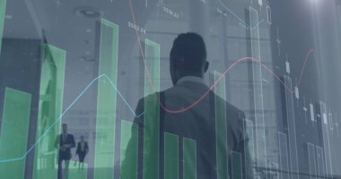 Afro-Amerikan iş adamının yürürken veri işleme görüntüsü. küresel iş, finans, bağlantılar ve dijital arayüz konsepti dijital olarak oluşturulmuş görüntü.