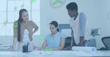 Ofiste kat planı üzerinde çalışan çeşitli kadın mimarlar üzerinde daireler çizen bir ikon resmi. Dijital bileşik, çoklu maruz kalma, tehlikeli, geri dönüşüm, planlama, meslek ve takım çalışması konsepti.