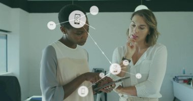 Çeşitli kadın iş arkadaşlarının dijital tabletle ilgili raporları tartışması üzerine bağlantılı simgelerin görüntüsü. Dijital bileşik, çoklu pozlama, iletişim, planlama, takım çalışması ve teknoloji kavramı.