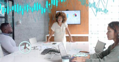 Enerji, medya simgeleri ve ofis toplantılarındaki çeşitli meslektaşlar hakkında işlem verileri. Günlük iş, takım çalışması, veri, dijital arayüz, ofis ve dijital olarak oluşturulan iletişim.